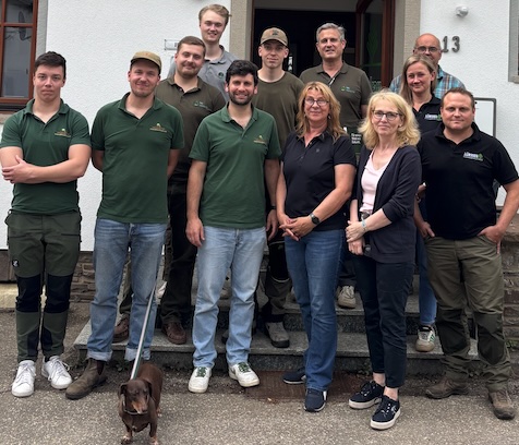 Gruppenfoto mit Förstern und anderen Personen